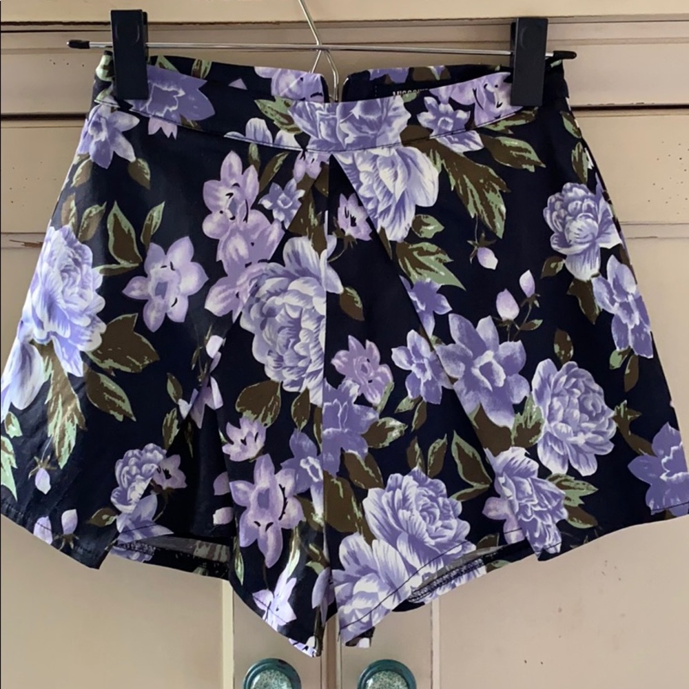 Missguided Floral Shorts - Picture 1 of 4